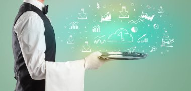 Smokinli yakışıklı garson para ikonlarını tepside tutuyor.