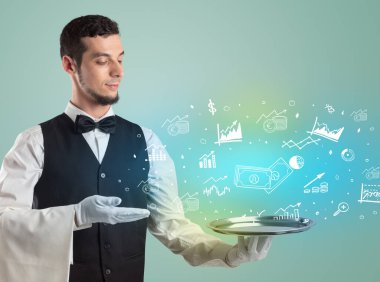 Smokinli yakışıklı garson para ikonlarını tepside tutuyor.