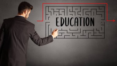 İş adamı labirent çiziyor