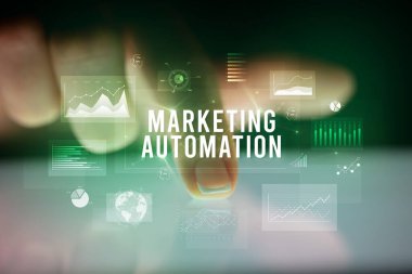 İş grafikleri ve simgeler konseptiyle tablete dokunmak