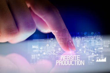 Web teknolojisi simgeleriyle tablete dokunmak