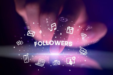 Sosyal medya simgeleri kavramlı parmak dokunuşu tableti