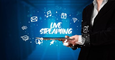 Tablet tutan kişi, sosyal ağ kavramı