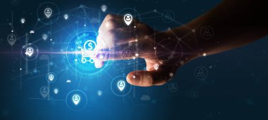 İşadamı çoklu dokunmatik ekranda hisse senedi grafik bilgisine bastı