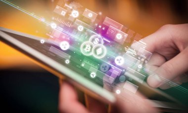 Tablet, para birimi kavramı kullanan bir elin yakın plan görüntüsü