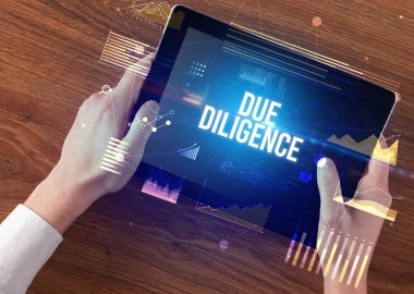 İşletme yazıtlı tableti tutan ellerin yakın çekimi