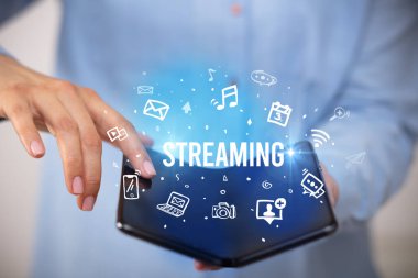 Katlanabilir akıllı telefonu olan bir iş adamı, sosyal medya kavramı