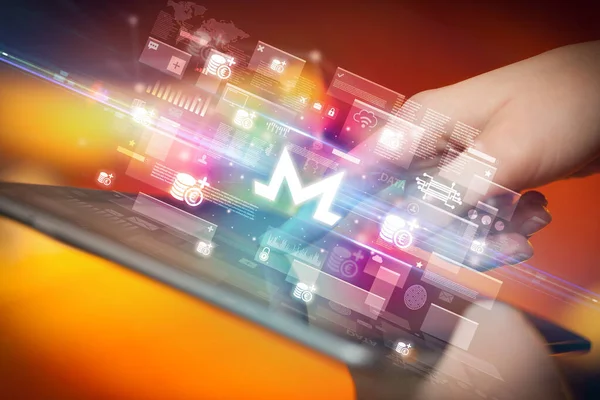Tablet, para birimi kavramı kullanan bir elin yakın plan görüntüsü