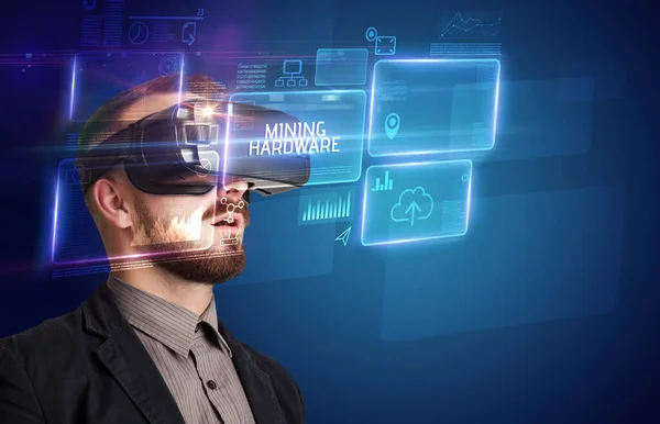 Бізнесмен, дивлячись через окуляри віртуальної реальності, технологія концепції — стокове фото