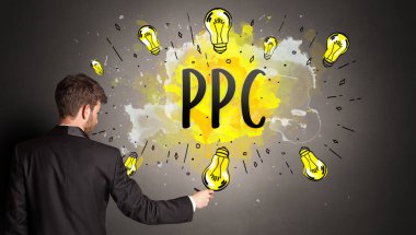 Adam renkli ampul çiziyor.