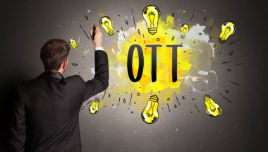 Adam renkli ampul çiziyor.