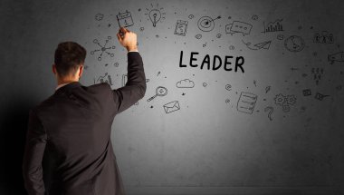 İş adamı yaratıcı bir fikir çiziyor.