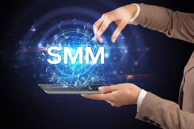 Kısaltmalı dokunmatik ekranın yakın plan görüntüsü.