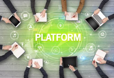 Bir grup insan toplantı yapıyor.