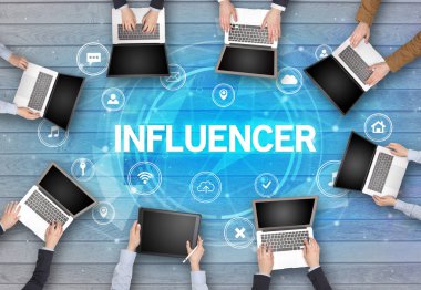 Bir grup insan toplantı yapıyor.