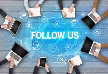 Bir grup insan toplantı yapıyor.