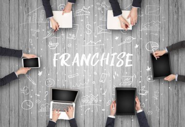 Ofiste çalışan bir grup iş adamı