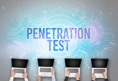 Bir dizüstü bilgisayarın önünde bir grup insan, güvenlik kavramı