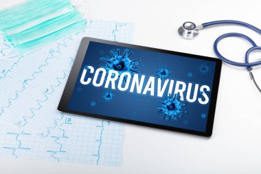 Beyaz yüzeyde tablet pc ve doktor araçları