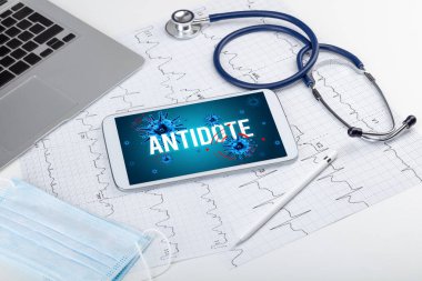 Beyaz yüzeyde tablet pc ve doktor araçları