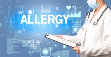 Genç doktor notlar yazıyor.