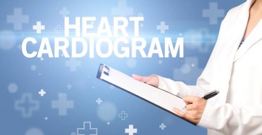 Doktor panoya notlar yazar.