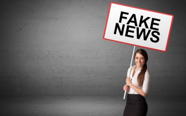 İş adamı elinde trafik levhası tutuyor