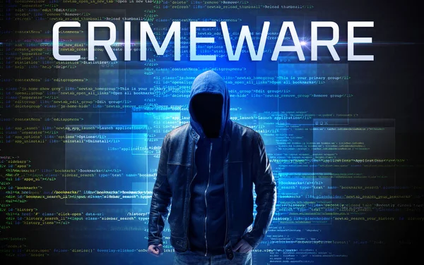 Gesichtsloser Hacker mit Code-Hintergrund — Stockfoto