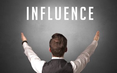 Bir iş adamının arka görünüşü, güçlü bir iş konsepti