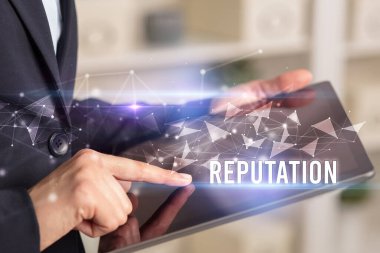 Tablet kullanarak elleri kapat