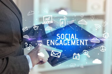 Sosyal Ağ Kullanan Bir Kişinin Yakın Çekimi