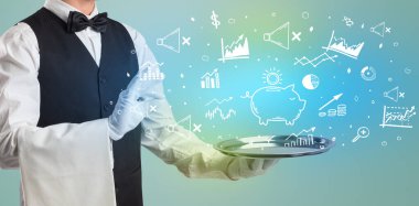 Smokinli yakışıklı garson para ikonlarını tepside tutuyor.