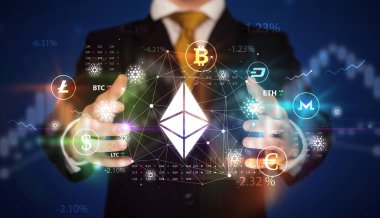 Para birimi sembolleri taşıyan bir işadamı