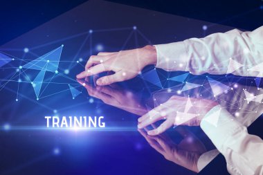 İş adamı dev ekrana dokunuyor