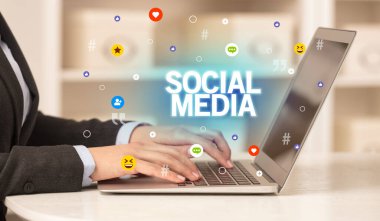 Dizüstü bilgisayar kullanan serbest bir kadın.