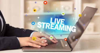 Dizüstü bilgisayar kullanan serbest bir kadın.