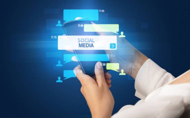Sosyal medya kavramına sahip akıllı telefon kullanımı
