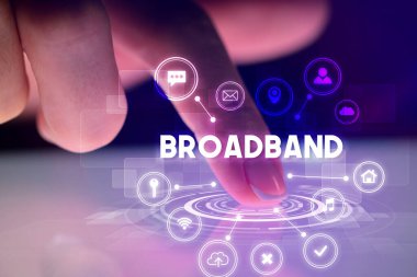 Web teknolojisi simgeleriyle tablete dokunmak