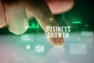 İş grafikleri ve simgeler konseptiyle tablete dokunmak