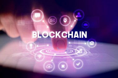 Web teknolojisi simgeleriyle tablete dokunmak