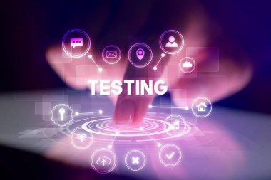 Web teknolojisi simgeleriyle tablete dokunmak