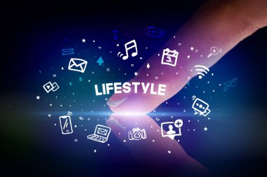 Sosyal medya simgeleri kavramlı parmak dokunuşu tableti