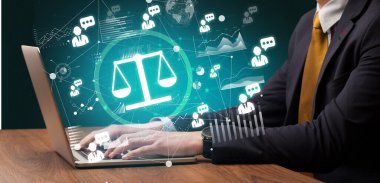 Dizüstü bilgisayarda çalışan iş adamı, başarılı iş konsepti