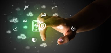 İş adamı parmağı ekranda elle çizilmiş para birimi simgeleriyle çokluortam arayüzüne dokunuyor