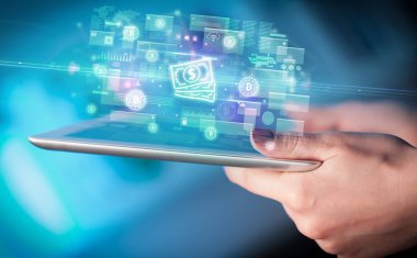 Tablet, para birimi kavramı kullanan bir elin yakın plan görüntüsü