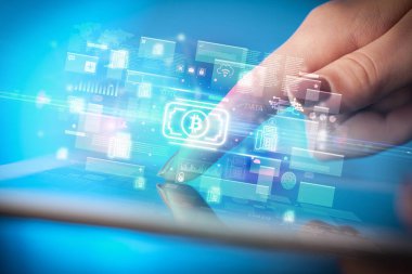 Tablet, para birimi kavramı kullanan bir elin yakın plan görüntüsü