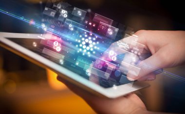 Tablet, para birimi kavramı kullanan bir elin yakın plan görüntüsü