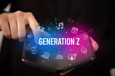 Katlanabilir akıllı telefonu olan bir iş adamı, sosyal medya kavramı