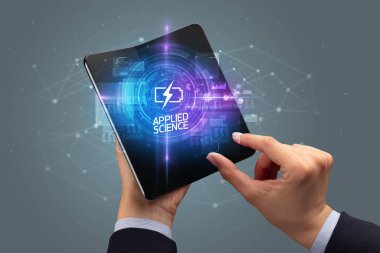 İş adamı katlanabilir bir akıllı telefon tutuyor, teknoloji konsepti