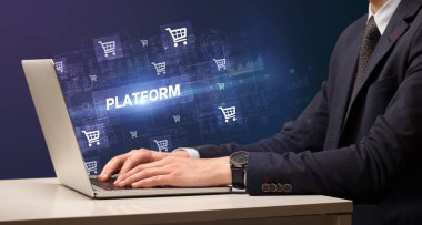 İşadamı laptop kavramı üzerinde çalışma